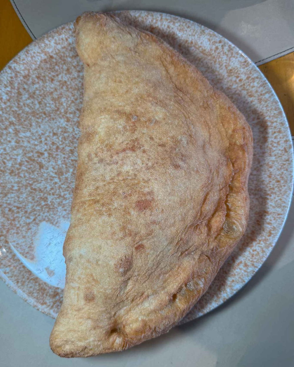 la pizza fritta della trattoria pizzeria N'Ata Cosa a Napoli Mergellina