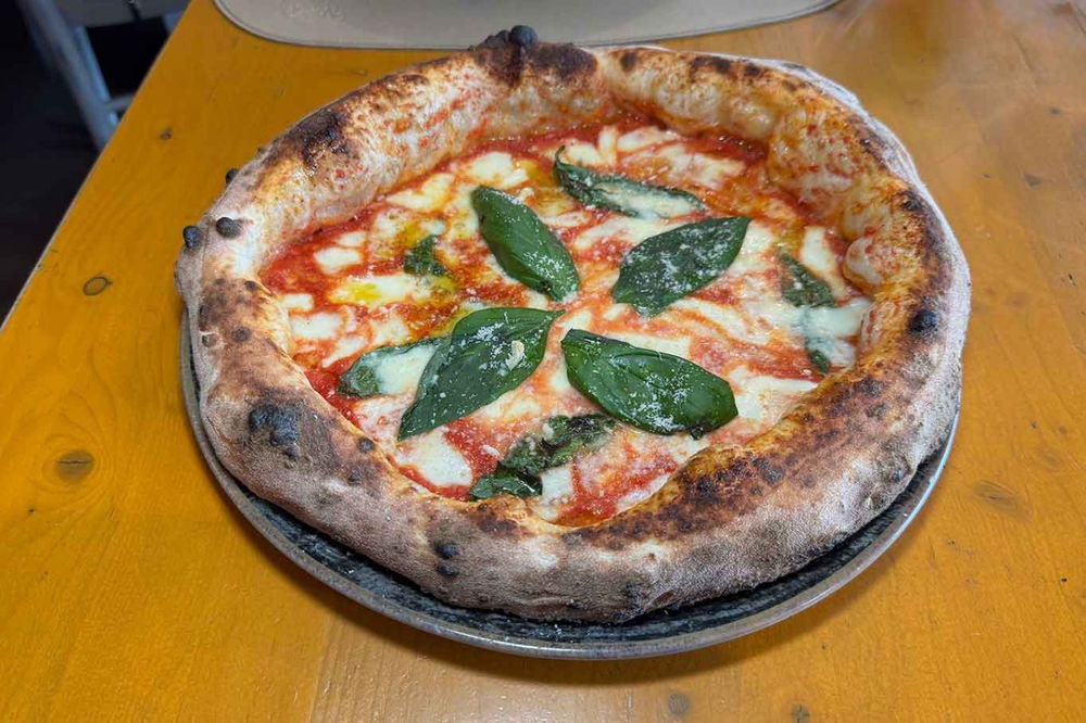 la pizza margherita della trattoria pizzeria N'Ata Cosa a Napoli Mergellina