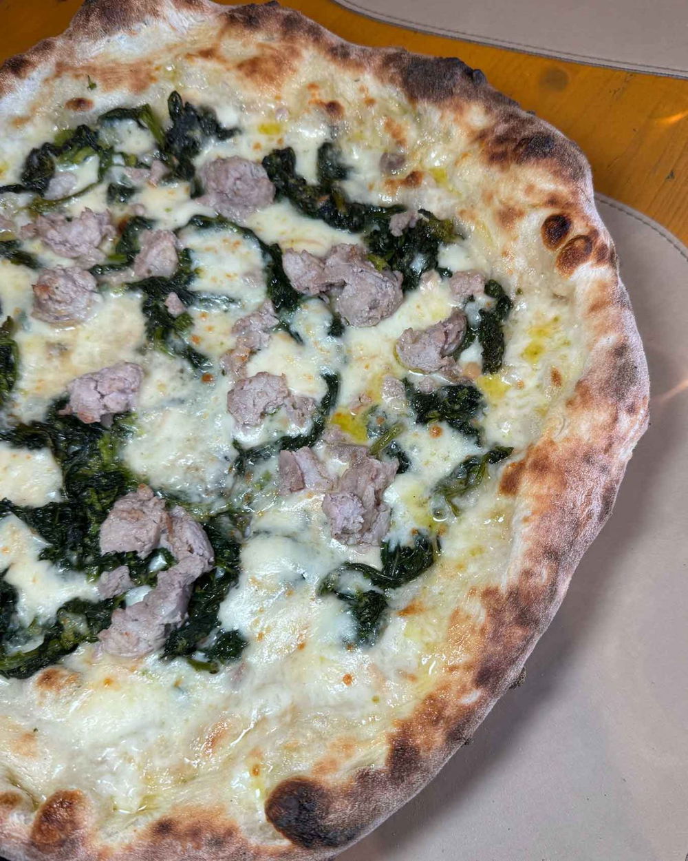 la pizza salsiccia e friarielli della trattoria pizzeria N'Ata Cosa a Napoli Mergellina