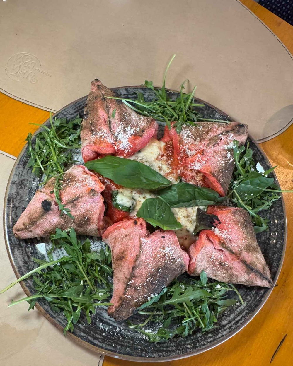 la pizza special Stella di Natale della trattoria pizzeria N'Ata Cosa a Napoli Mergellina