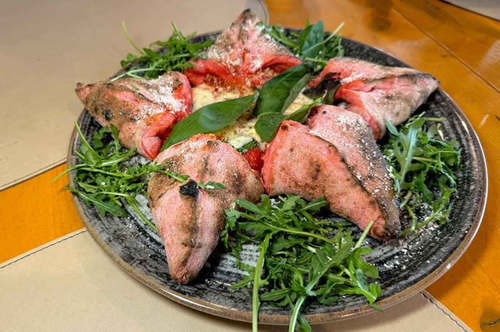 N’ata cosa a Napoli, pizza special a Natale e pasta e piselli ottima