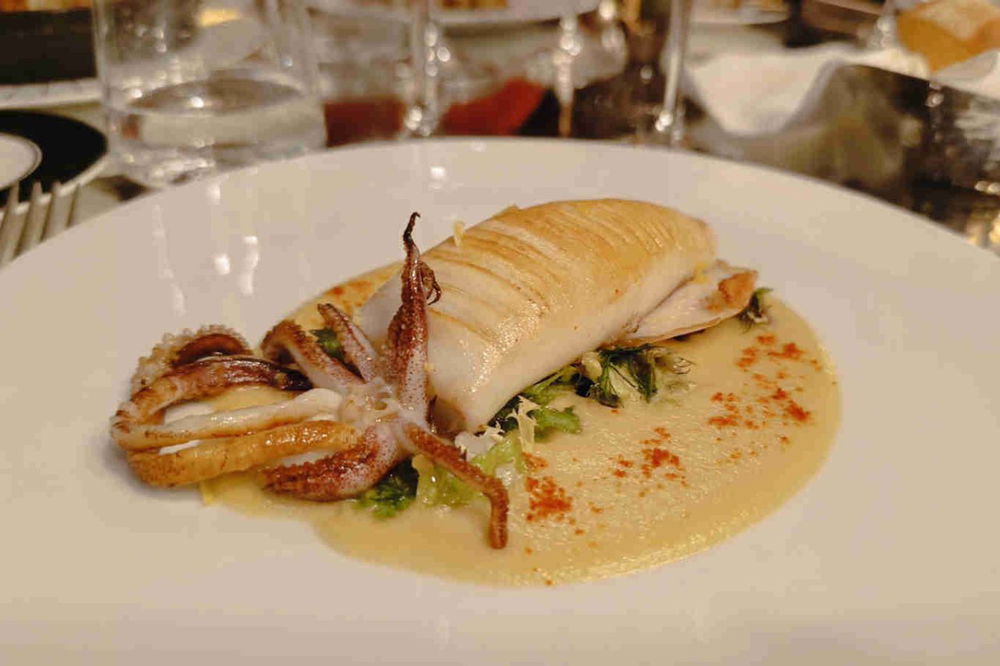 Calamaro arrosto su passatina di ceci dal solco dritto
