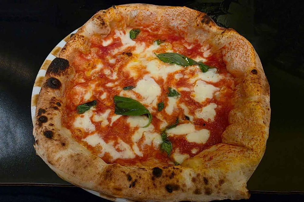 la pizza margherita di Casa di Peppe a Parigi