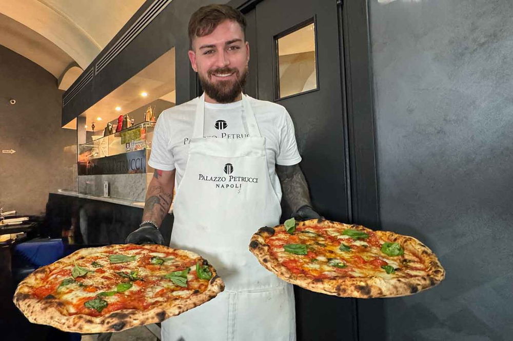 Davide Ruotolo con la pizza provola e pepe Eva alla pizzeria Palazzo Petrucci di Napoli alla Finale del Campionato 2025