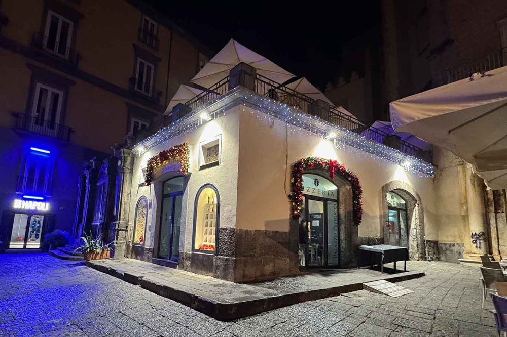 la pizzeria Palazzo Petrucci di Napoli a Natale
