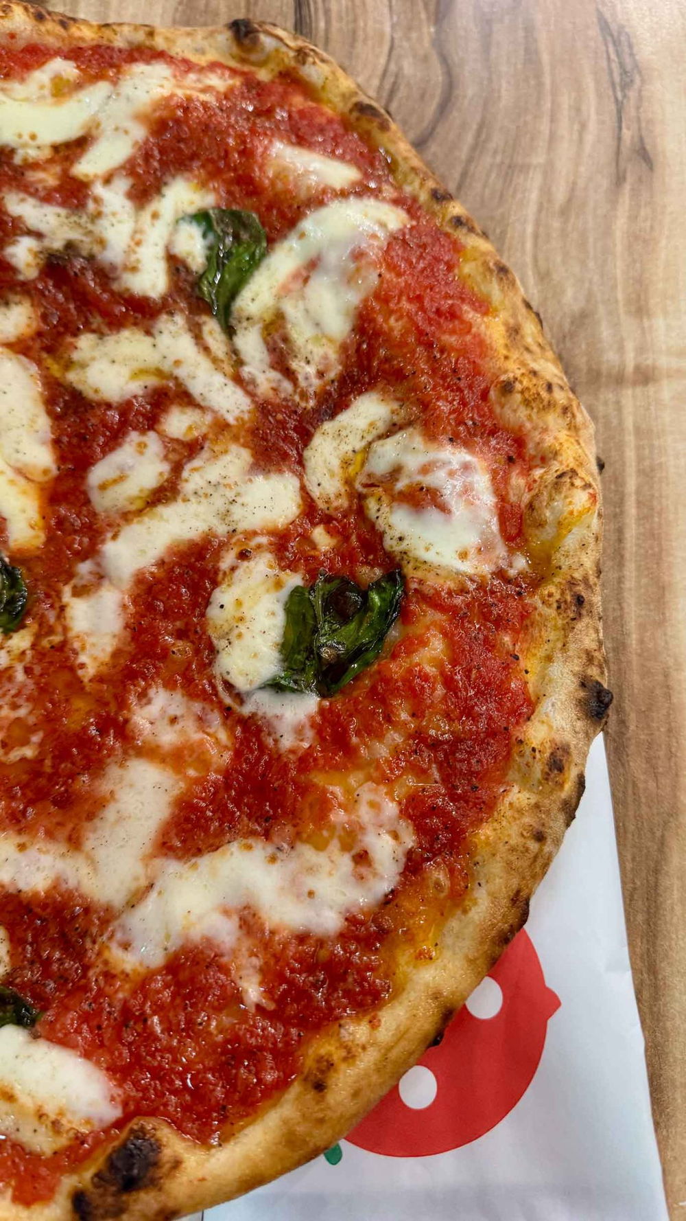 la pizza provola e pepe a ruota di carro di Mauro Autolitano ad Acerra esce dal piatto