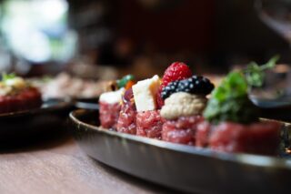 Il ristorante a Milano che fa il sushi fusion con la carne di Fassona