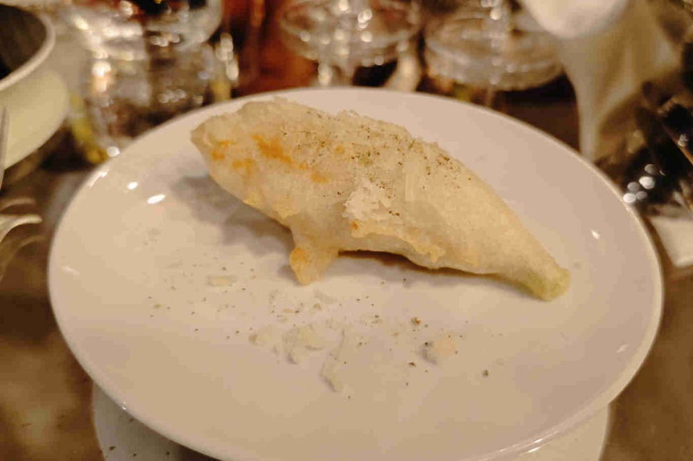 Fiore di zucca cacio e pepe di Cafè Romano