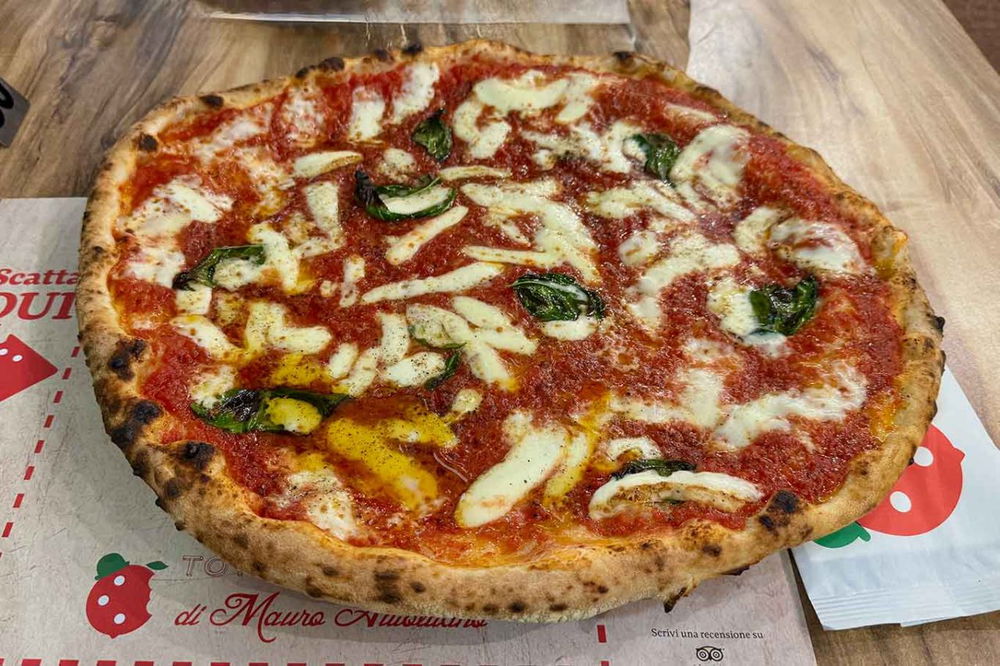 la pizza provola e pepe a ruota di carro di Mauro Autolitano ad Acerra