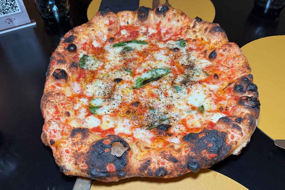 la pizza provola e pepe contemporanea di Gaetano Paolella ad Acerra