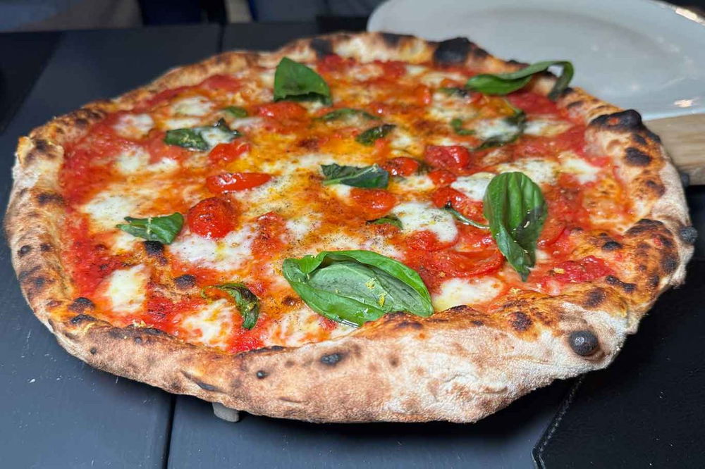 la pizza provola e pepe Eva di Davide Ruotolo della pizzeria Palazzo Petrucci di Napoli alla Finale del Campionato 2025