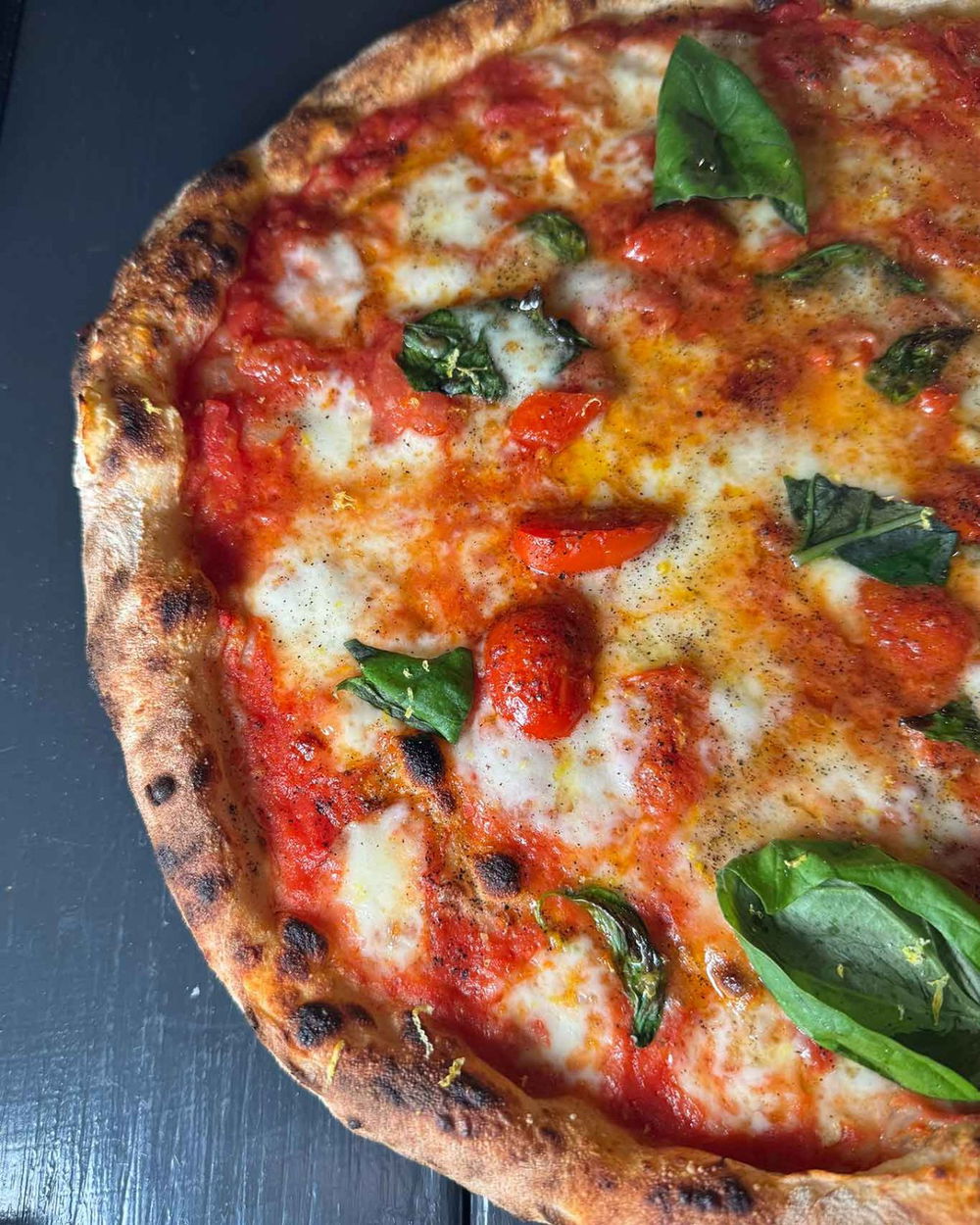 la pizza provola e pepe Eva di Davide Ruotolo della pizzeria Palazzo Petrucci di Napoli alla Finale del Campionato 2025