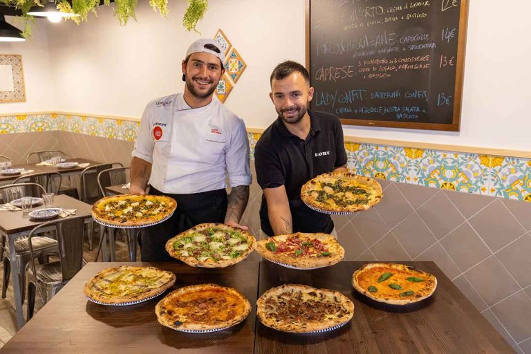 Due fratelli trasformano la pizzeria da asporto in pizzeria con tavoli
