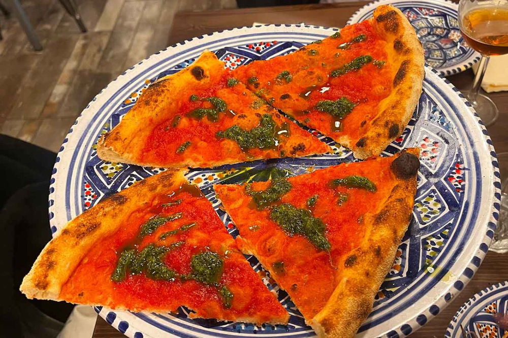 la pizza rossa ajo e prezzemolo della pizzeria Fiori di Zucca a Roma