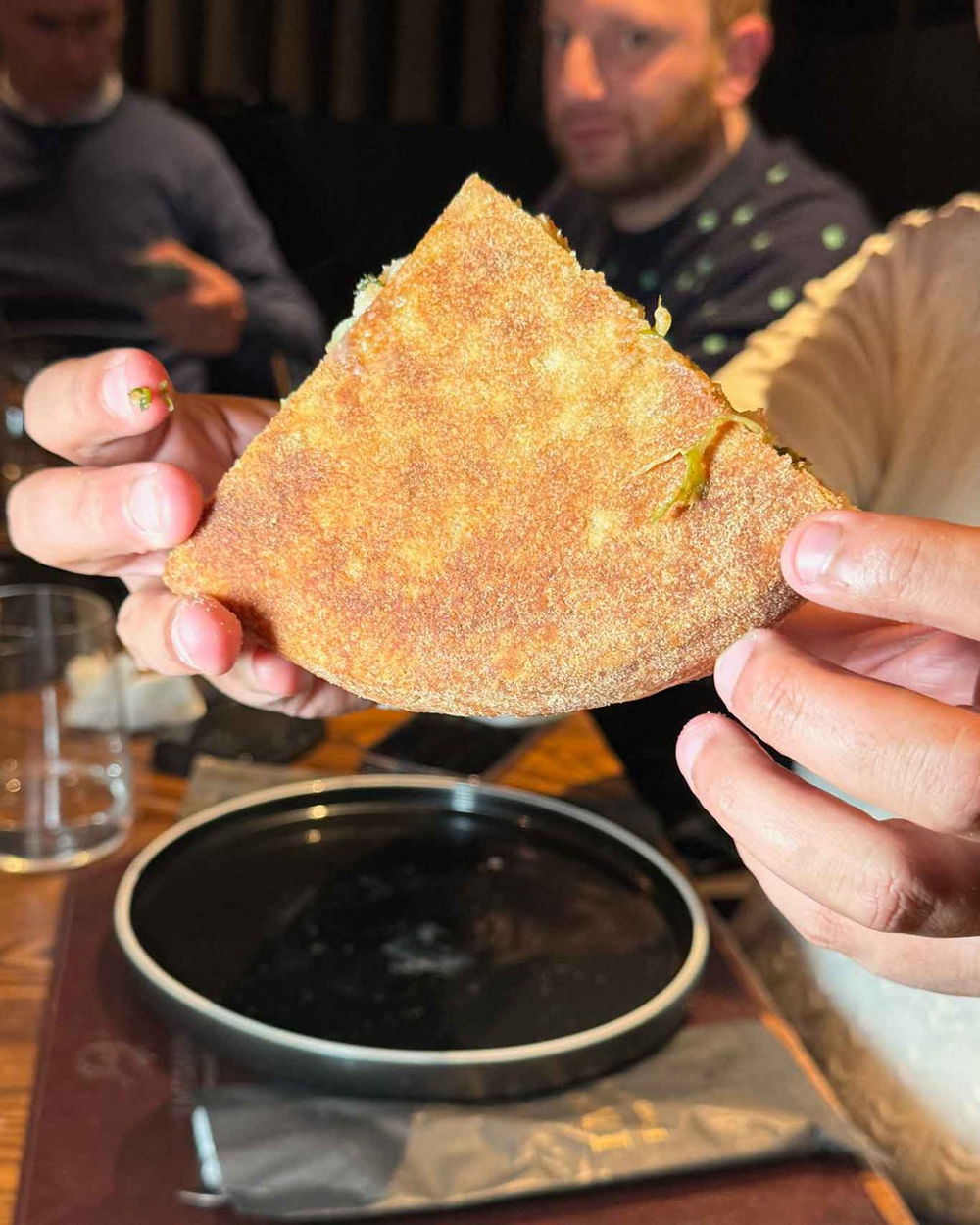 Campionato della Pizza 2025: la cottura della pizza di scarole della pizzeria I Masanielli di Francesco Martucci a Caserta