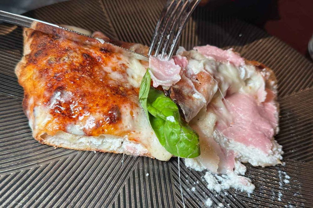 Campionato della Pizza 2025: il calzone, ripieno classico della pizzeria I Masanielli di Francesco Martucci a Caserta