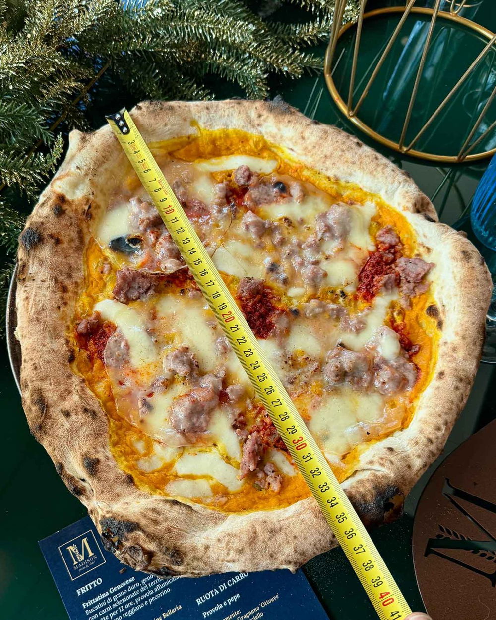 il metro della pizza della pizzeria Madison a Salerno