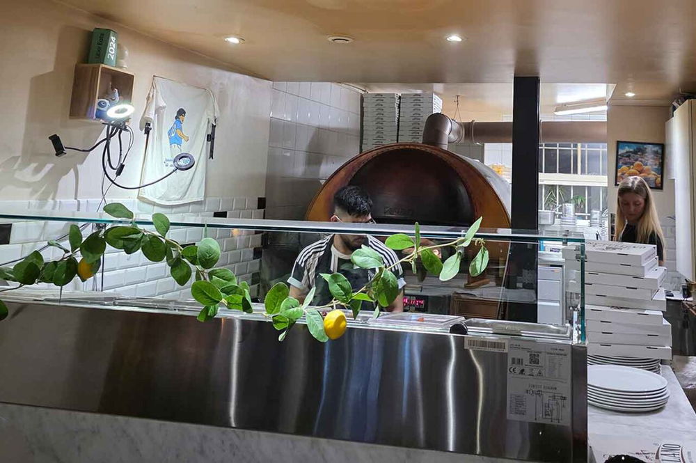 il forno della pizzeria Scugnizzo a Parigi nel 7° arrondissement