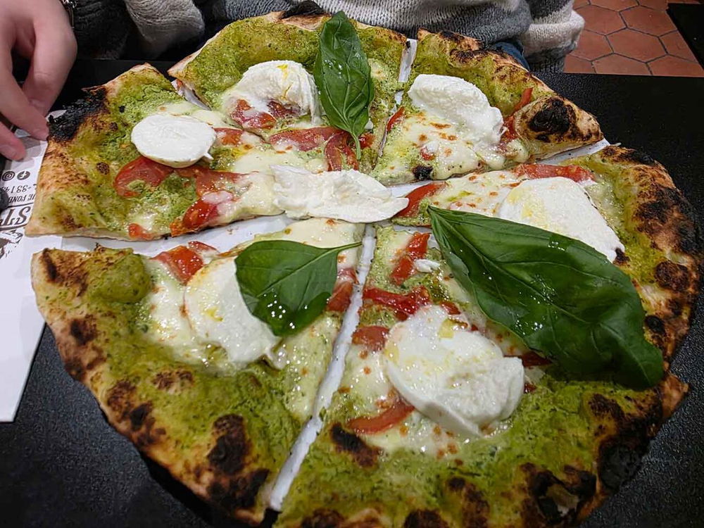 la pizza Bufalina della pizzeria Scugnizzo a Parigi nel 7° arrondissement