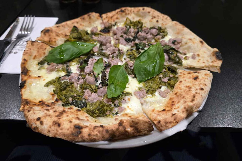 la pizza salsiccia e friarielli della pizzeria Scugnizzo a Parigi nel 7° arrondissement