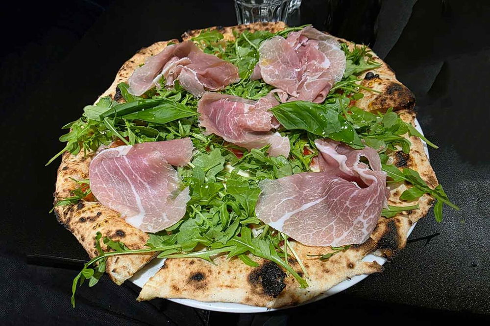 la pizza con il prosciutto della pizzeria Scugnizzo a Parigi nel 7° arrondissement