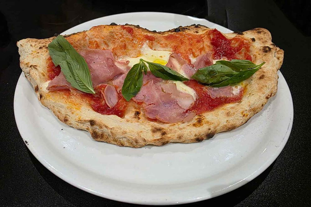 il calzone ripieno della pizzeria Scugnizzo a Parigi nel 7° arrondissement
