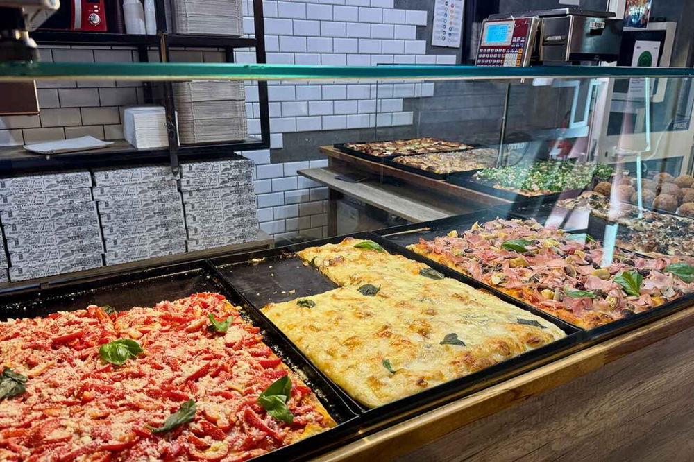il bancone della pizzeria al taglio Magnani a Caserta