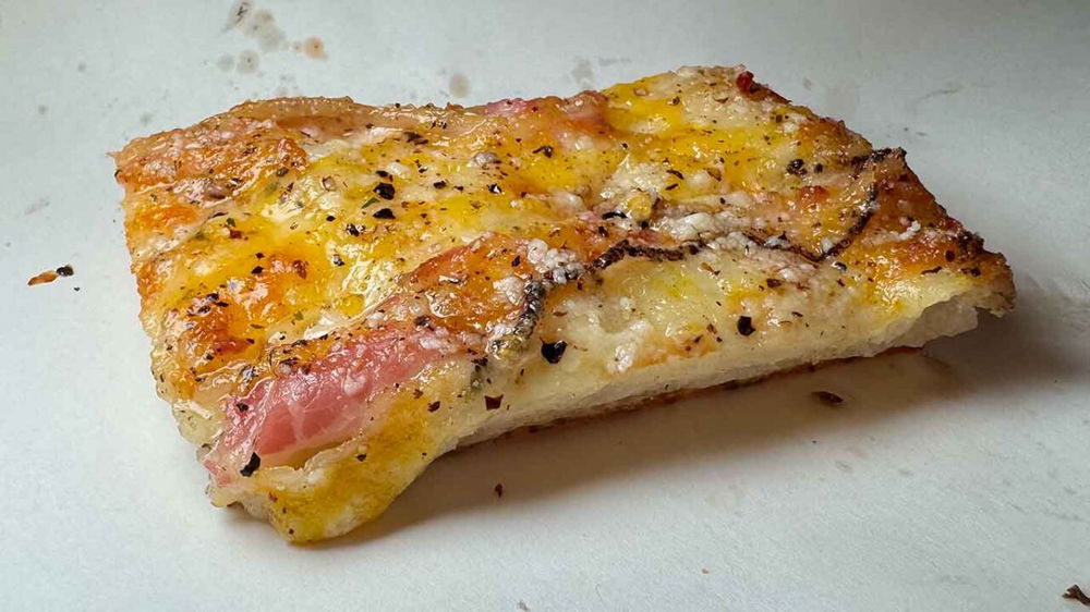 la pizza carbonara della pizzeria al taglio Magnani a Caserta