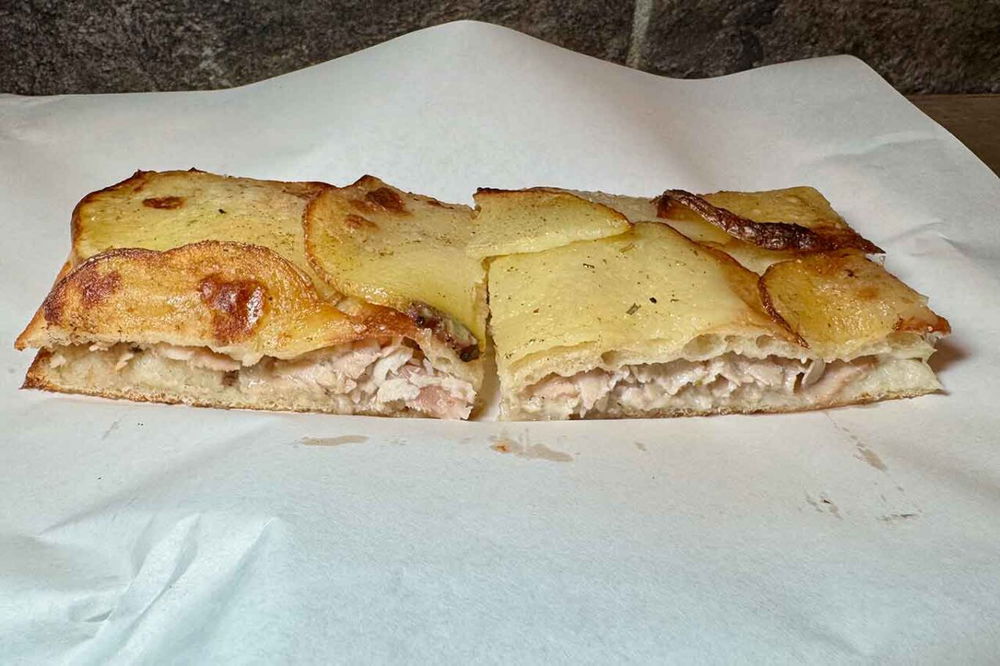 la pizza porchetta e patate della pizzeria al taglio Magnani a Caserta