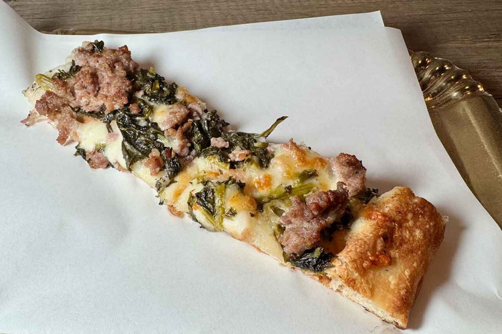 la pizza salsiccia e friarielli della pizzeria al taglio Magnani a Caserta