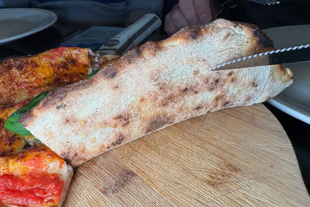 la cottura del ripieno al forno di Davide Ruotolo della pizzeria Palazzo Petrucci di Napoli alla Finale del Campionato 2025