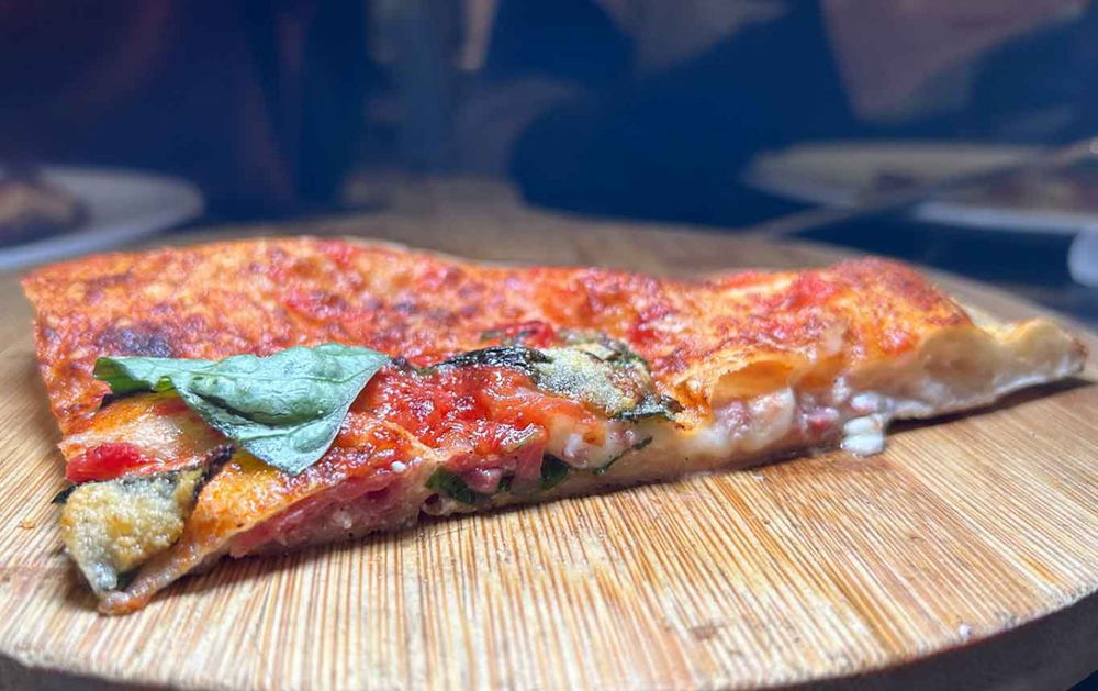 la farcitura del ripieno al forno di Davide Ruotolo della pizzeria Palazzo Petrucci di Napoli alla Finale del Campionato 2025