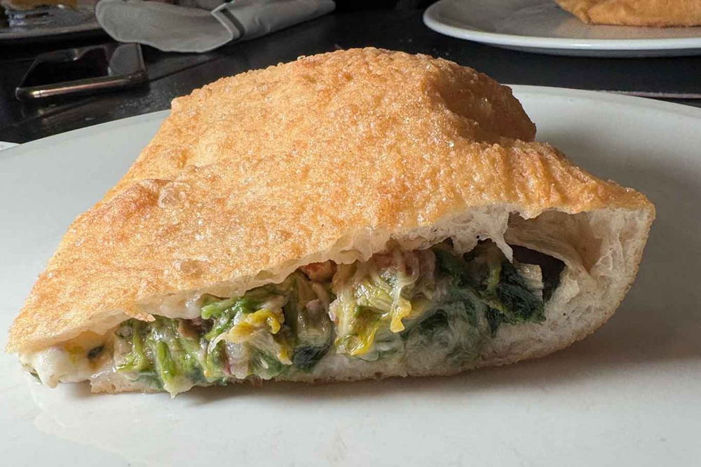 le migliori pizze a tema Feste di Natale e Capodanno: la fritta con le scarole di Ruotolo a Palazzo Petrucci