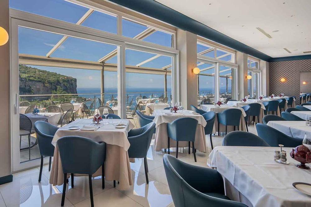 la sala del ristorante Vistamare all'Hotel Mary a Vico Equense
