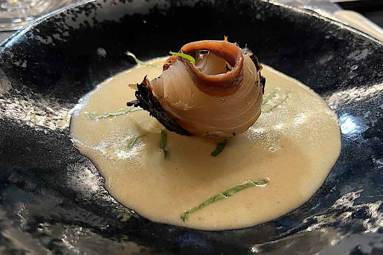 la cipolla con ajo blanco e acciughe da Brace Pura a Torino