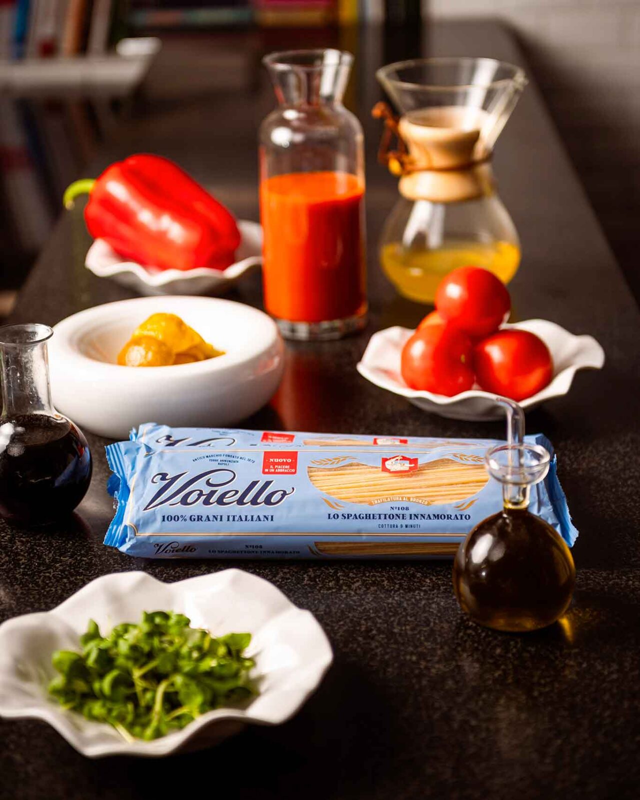 gli ingredienti delo Spaghettone Innamorato con peperoni e pomodori
