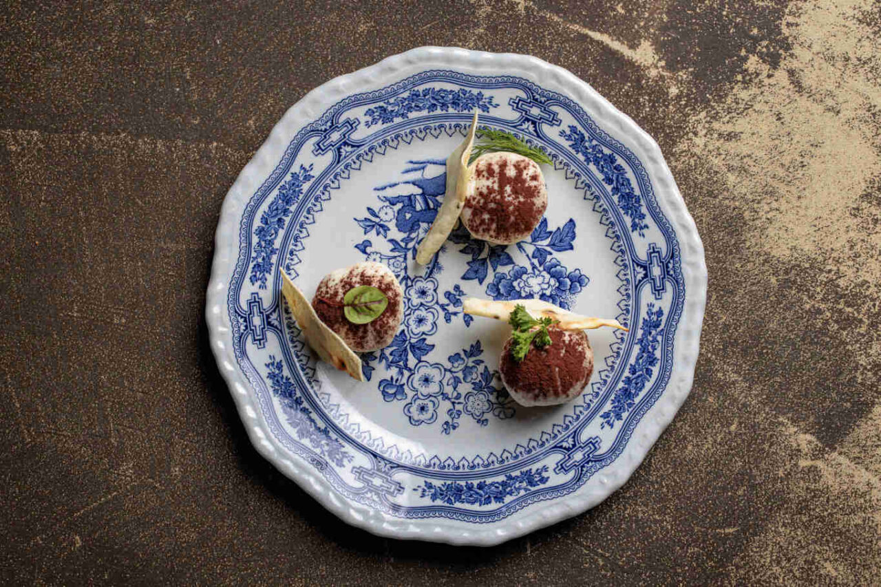 Osteria Mirabello, baccalà mantecato cacao e pane cararsau