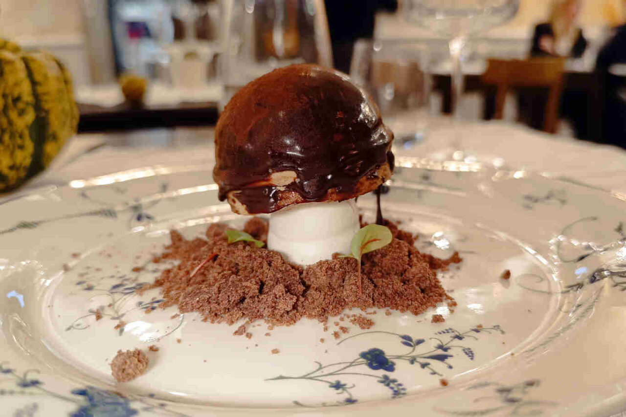 Osteria Mirabello fungo, terra di cioccolato e meringa salata