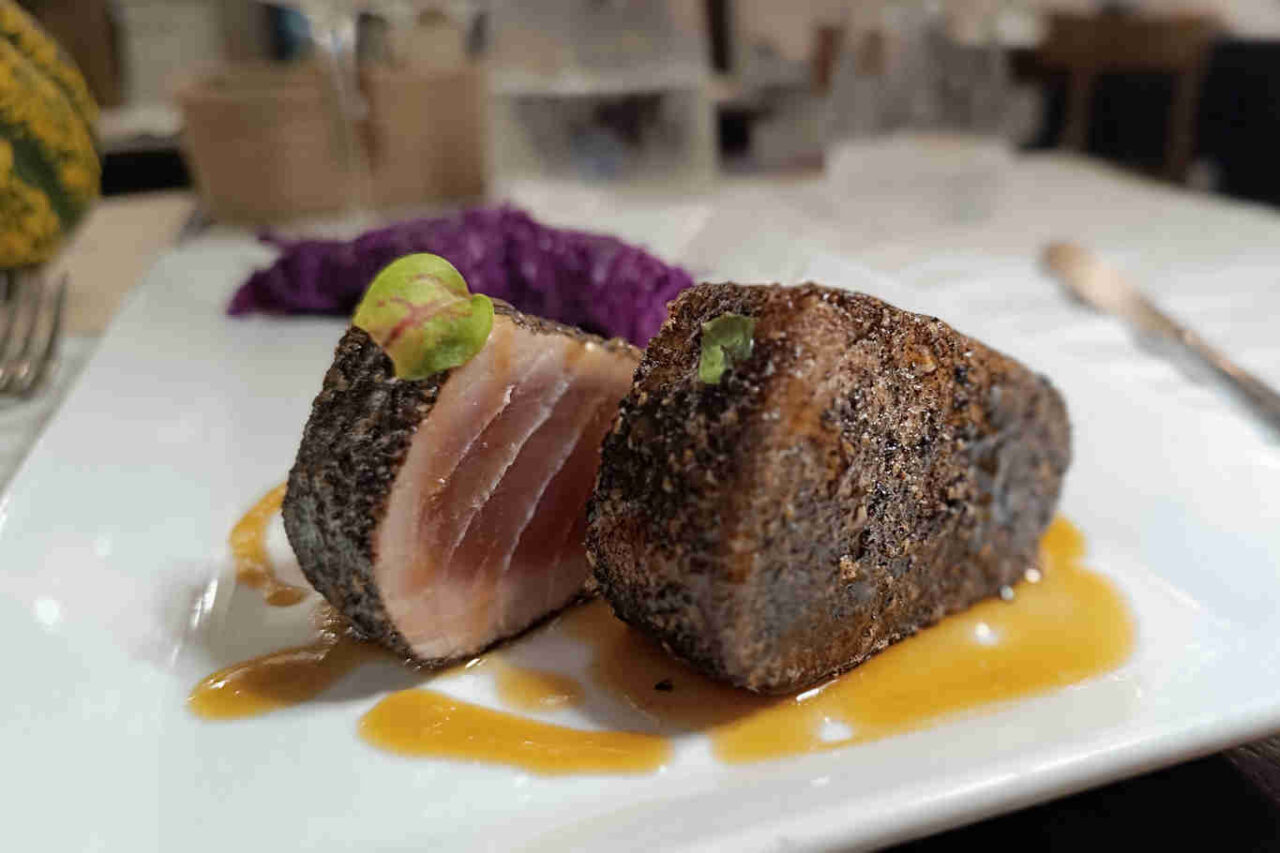 Osteria Mirabello, tonno panato al gomasio e cavolo rosso marinato