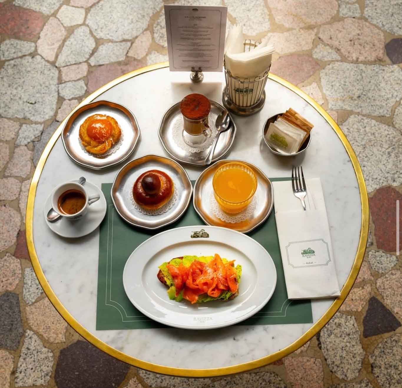 Ravizza 1871 a Milano, locale aperto da colazione a dopo cena