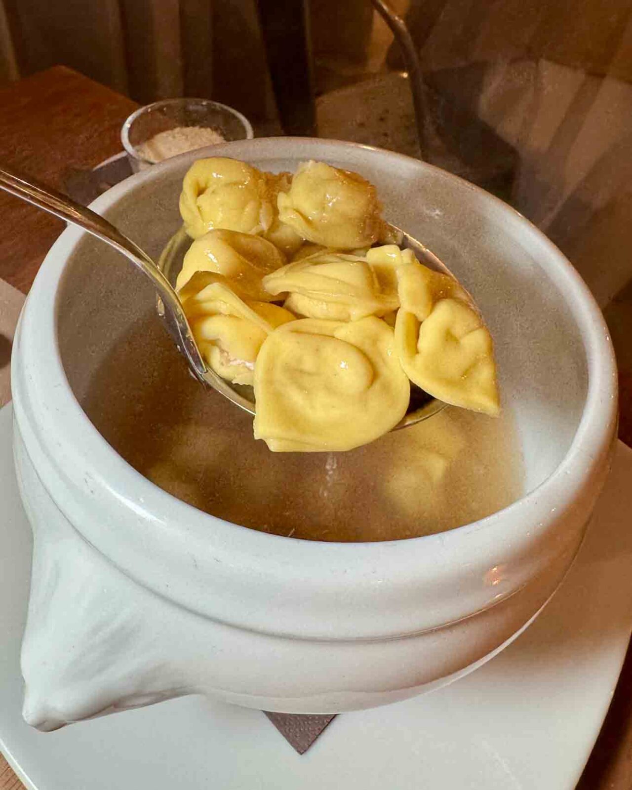 Cappelletti in brodo del ristorante Due Ponti a Cesenatico 