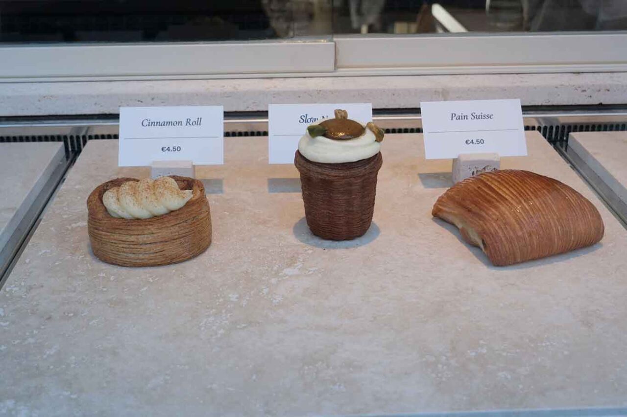 cinnamon roll di Slow bakery caffè specialty a Roma
