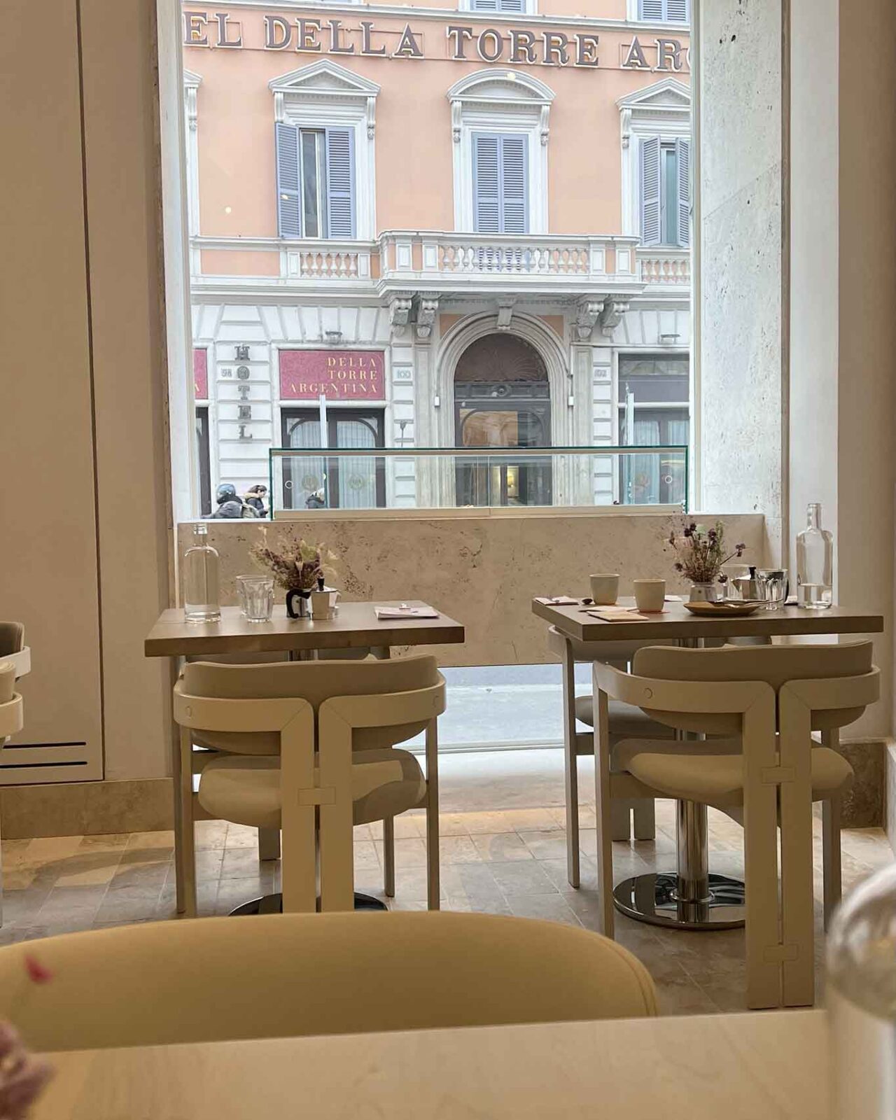 tavoli e sala di Slow bakery caffè specialty a Roma