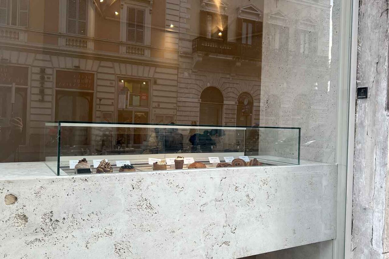 vetrina su strada di Slow bakery caffè specialty a Roma