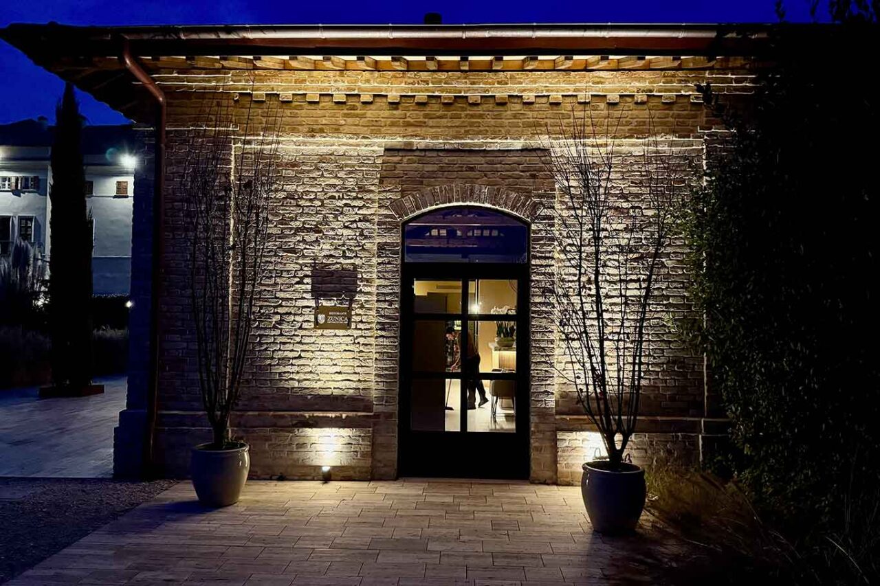 l'ingresso del ristorante Zunica 1880 a Villa Corallo in Abruzzo