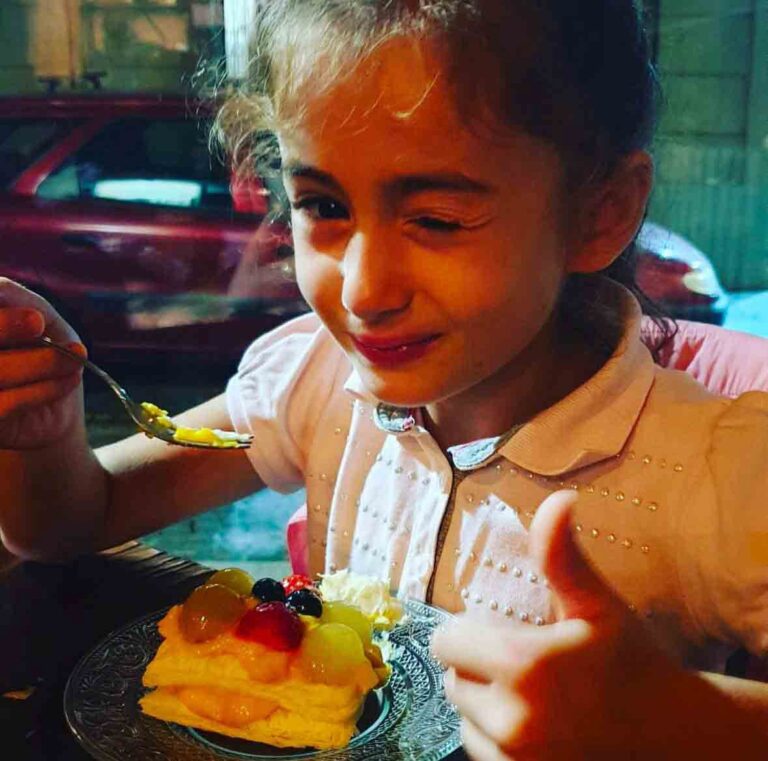 Ristorante vegano si rifiuta di riscaldare omogeneizzato per bambini: chi ha ragione