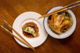 Gyoza croccanti, riso, verdure: fai la ricetta di Yoji Tokuyoshi