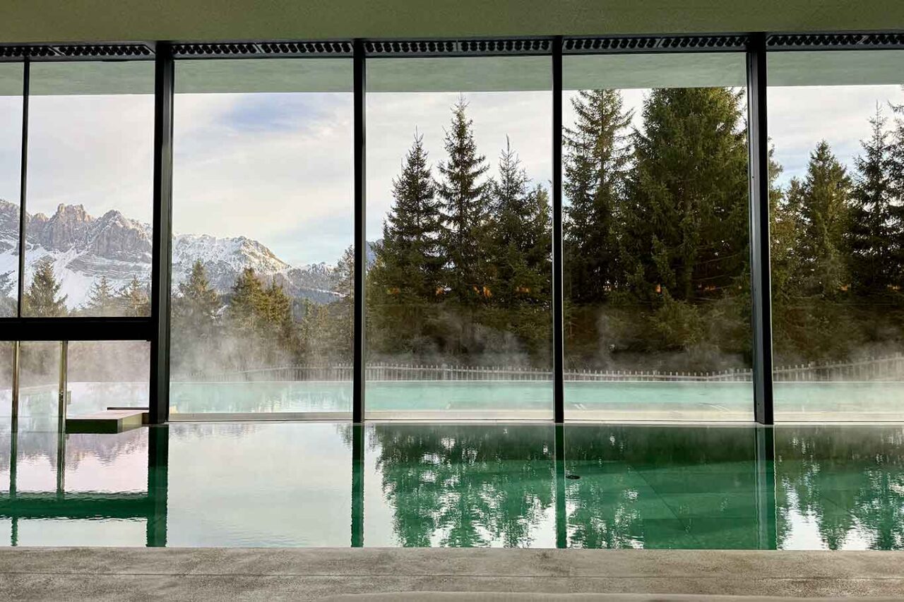 la piscina dell'Hotel Forestis Dolomites a Bressanone
