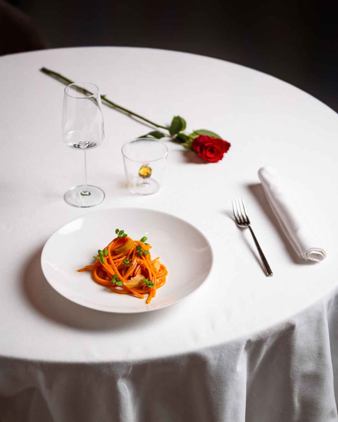 Lo Spaghettone Innamorato con peperoni e pomodori