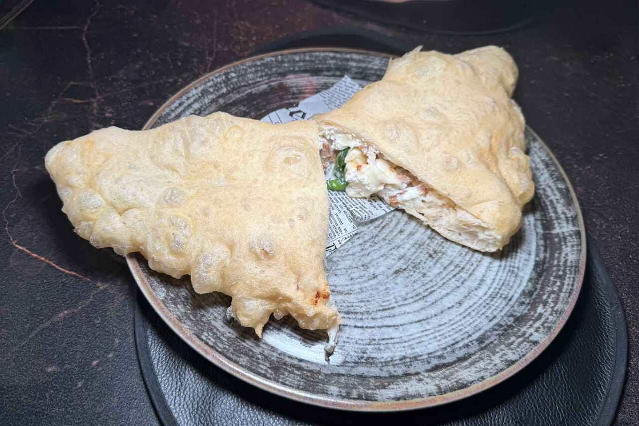 la pizza fritta della pizzeria Jolly di Gennaro Catapano a Palma Campania 